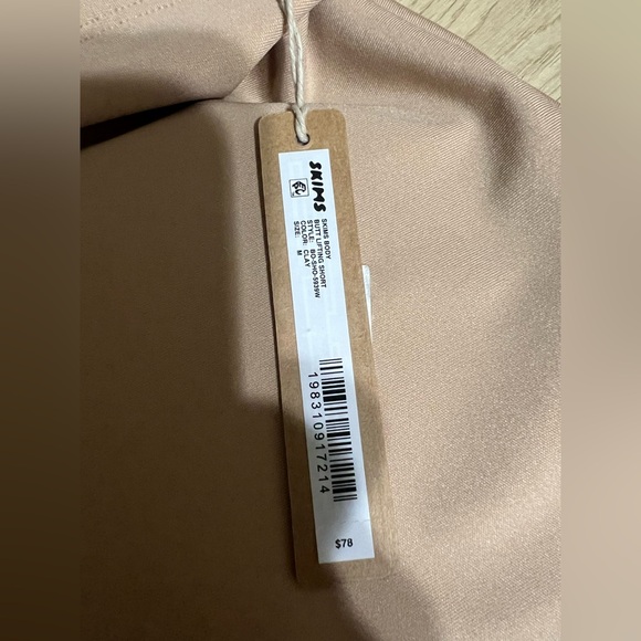 SKIMS butt pad midthigh shorts - Picture 3 of 5